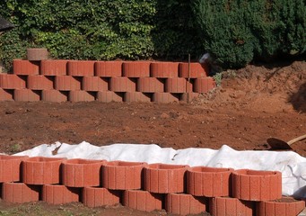 Erdbauarbeiten - Pflanzsteine - Pflanzsteinmauer setzen