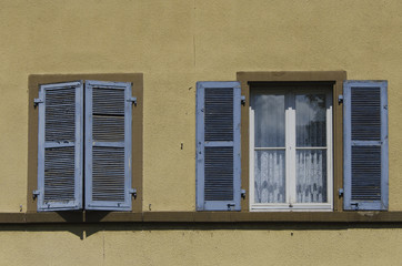 fenêtres à volets bleus