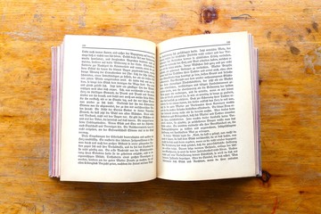 aufgeschlagenes buch