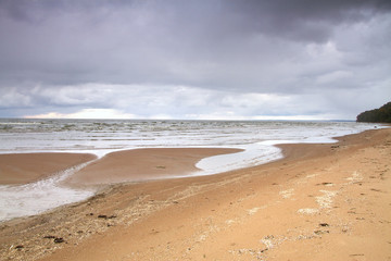 Fototapeta na wymiar autumn beach of the Baltic Sea