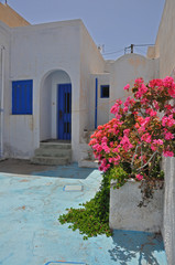 griechischer bungalow mit pinken blumen