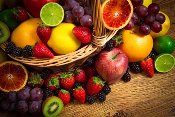 Rolgordijnen Mix van vers fruit op rieten mand © larcobasso