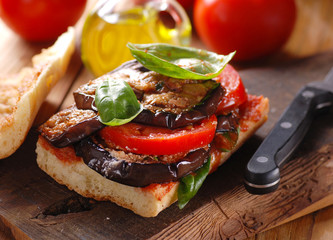pane con melanzana, pomodoro e basilico