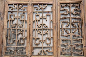 Naklejka premium Chinese carved wooden window