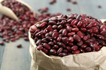 fagioli rossi sfondo grigio