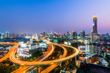 Fototapeta na wymiar Bangkok at night with express way