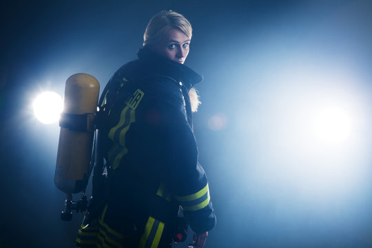 Feuerwehr Frau im Nebel Portr&auml;t