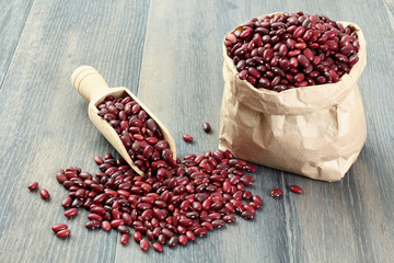 fagioli rossi sfondo grigio