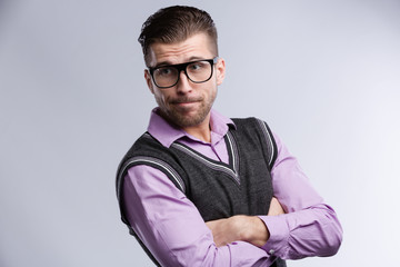 Junger Mann mit Brille und Puli