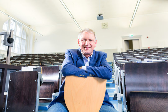 Uni Professor im H&ouml;rsaal