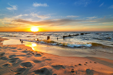 Zachód słońca na plaży nad Morzem Bałtyckim w Polsce