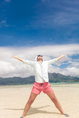 Obraz premium young casual man celebrating life on beach