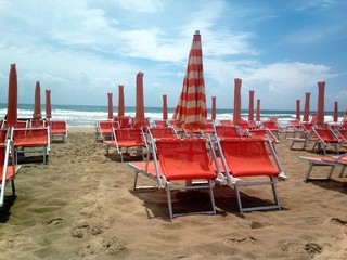 Spiaggia con ombrelloni e sdraio