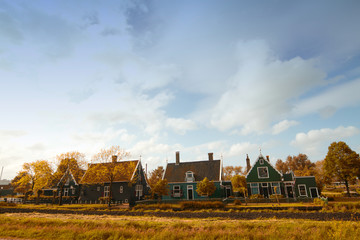 Obraz premium rural dutch scenery of small old houses and canal in Zaanse, Net