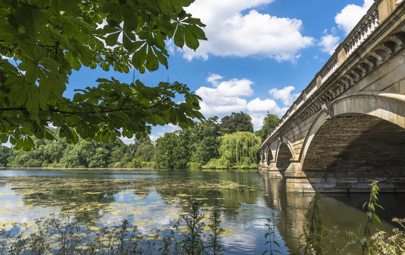 Fototapeta Serpentine Lake and Serpentine Bridge in Hyde Park, Lonson