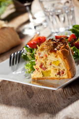 frische Quiche Lorraine auf einem Teller