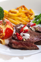 Steak vom Grill mit Pommes frites und Grilltomate