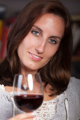 Frau mit Rotwein