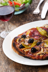 Closeup einer Pizza mit Rotwein