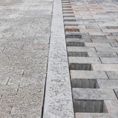 Neu gelegtes Betonpflaster auf Strasse und Gehweg