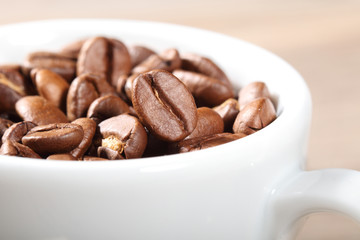 Kaffeebohnen in der Tasse
