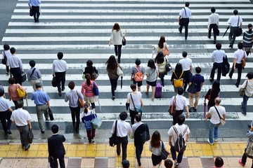 横断歩道を渡る人々