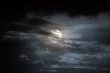 Fotobehang Nacht Bewolkte volle maan nacht