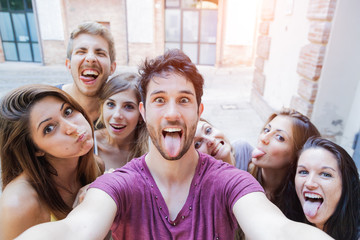 Selfie adolescenti si scattano foto in città