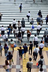 横断歩道を渡る人々