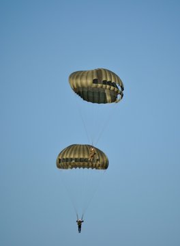 Paracadutisti in volo si toccano