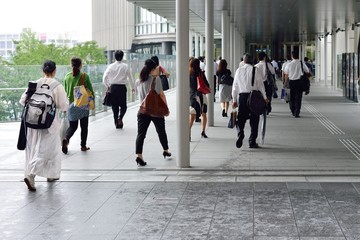 Obraz premium 通勤する人々の後ろ姿