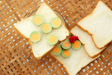 Sliced ​​bread with chocolate green