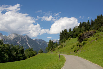 Einsame Straße in den Alpen