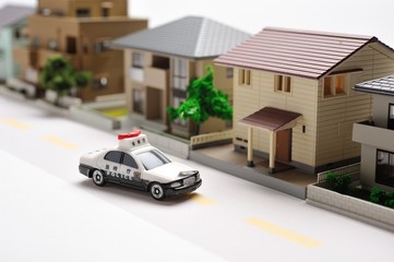 住宅街とパトカー