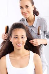 Afro  kobieta u fryzjera