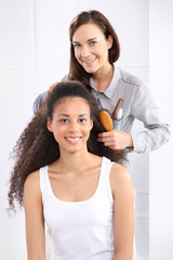 Fototapeta premium Kobieta w salonie fryzjerskim