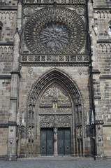 Fototapeta na wymiar westliches Portal mit Rosette,der Lorenzkirche, Nürnberg