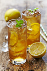 two glasses of iced tea with lemon
