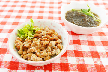 小皿に入れた納豆とモズク