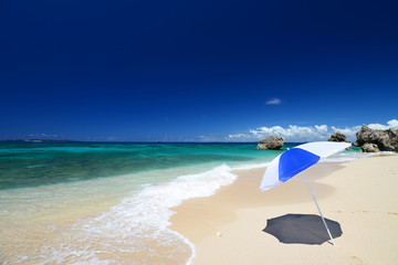 南国の美しいビーチと紺碧の空