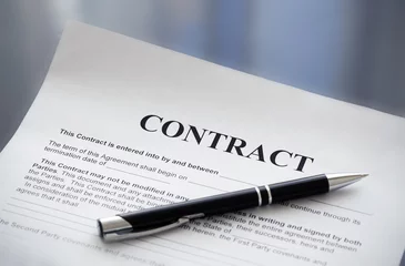 Pen on the contract papers © Maksym Dykha