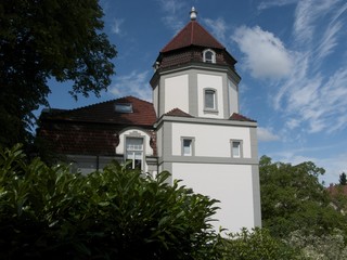 Alte denkmalgeschützte Villa im Stil des Neoklassizismus in einem großen grünen Garten in...