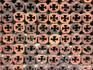 Mauer aus Tonelementen mit Kreis und Kreuz im Sonnenschein in der Altstadt in Oerlinghausen bei...
