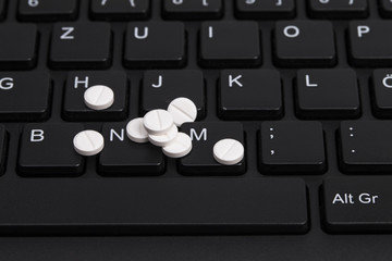 Tabletten auf Tastatur