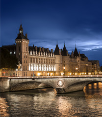 Fototapeta na wymiar Conciergerie Quai de Seine Paris