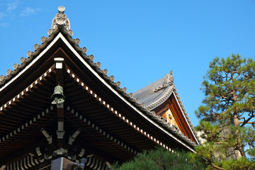 Fototapeta na wymiar 本能寺　鬼瓦の屋根