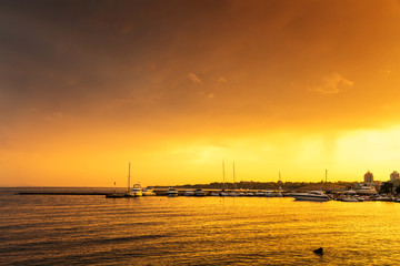 Fototapeta na wymiar Sunset over the yacht marina