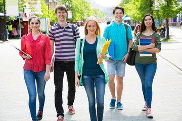 Obraz premium Group of diverse students outside