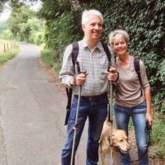 Senioren wandern mit Hund