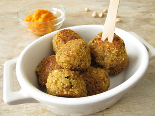 Falafel Bällchen mit Möhren Dip